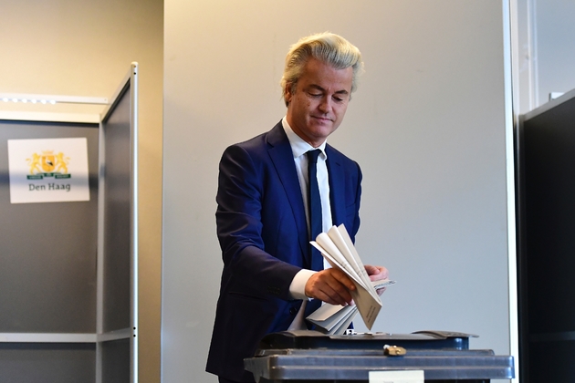 Geert Wilders (PVV) dépose son bulletin dans l'urne le 15 mars 2017 à La Haye