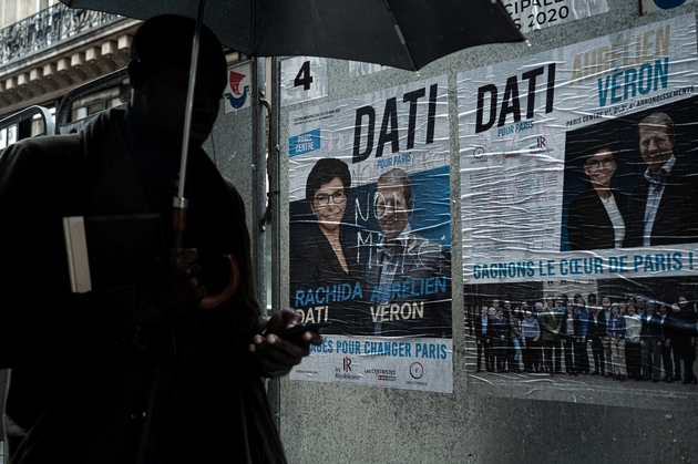 Un homme passe devant une affiche électorale de Rachida Dati le 5 mars 2020 à Paris
