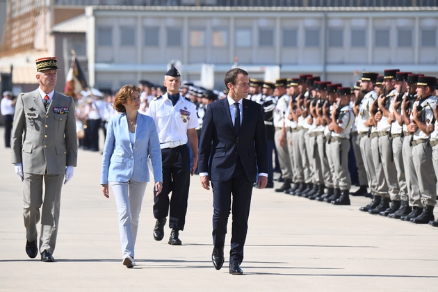 Le président Emmanuel Macron (D), la ministre des Armées Florence Parly et le général François Lecointre à la base aérienne d'Istres, dans les Bouches-du-Rhône, le 20 juillet 2017
