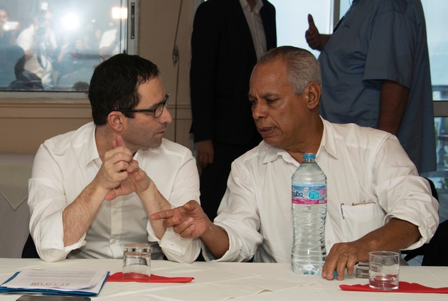 Benoît Hamon (g) et le président de la région Guadeloupe Victorin Lurel (d), au Gosier, le 11 mars 2017