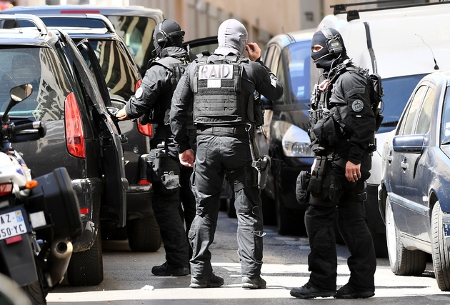 Des membres du Raid après une fouille chez l'un des deux hommes arrêtés à Marseille le 18 avril 2017, soupçonnés de préparer un attentat