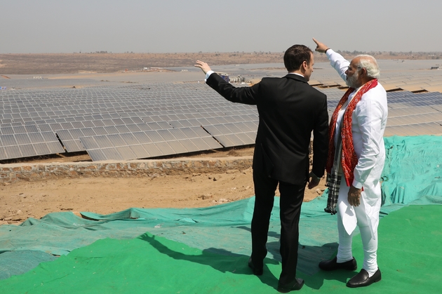 Le Premier ministre indien et le président français, Narendra Modi et Emmanuel Macron, ont inauguré une centrale solaire dans l'Etat indien de l'Uttar Pradesh le 12 mars 2018.
