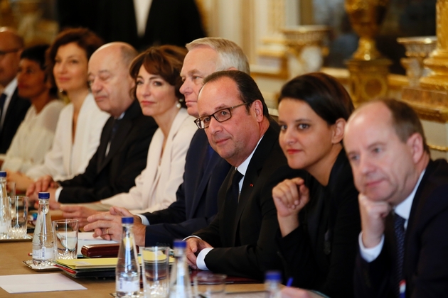 François Hollande (c) et les ministre de la Justice Jean-Jacques Urvoas (d), de l'Education Najat Vallaud Belkacem (2e à d), des Affaires étrangères Jean-Marc Ayrault (4e à d) de la Culture Audrey Azoulay (4e à d), à Paris le 10 mai 2017