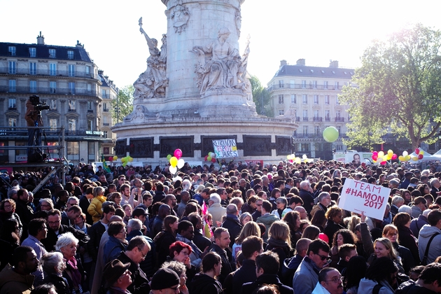 Les partisans de Benoît Hamon, le candidat PS à l'élection présidentielle, se sont rassemblés place de la République à Paris, le 19 avril 2017