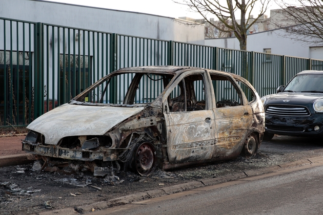 Carcasse d'une voiture brûlée dans le quartier de la Rose des Vents, aussi appelé Cité des 3000 à Aulnay-sous-Bois le 7 février 2017