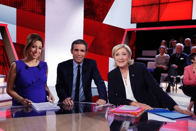 Marine Le Pen (D) avec les journalistes de 