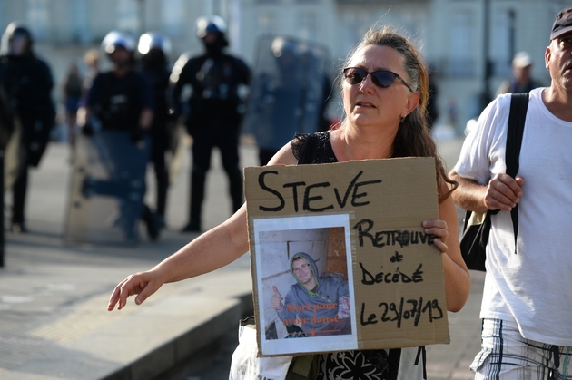 Une femme tient une photo de Steve Maia Caniço lors d'un rassemblement à sa mémoire à Nantes le 3 août 2019 