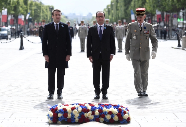 Les présidents sortant et élu François Hollande et Emmanuel Macron ont déposé lundi côte à côte la traditionnelle gerbe des commémorations du 8 mai 1945 sur la tombe du Soldat inconnu, sous l'Arc de Triomphe.