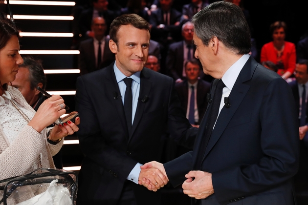 Poignée de mains entre Emmanuel Macron et  François Fillon avant le débat TV sur TF1 le 20 mars 2017 à Aubervilliers 