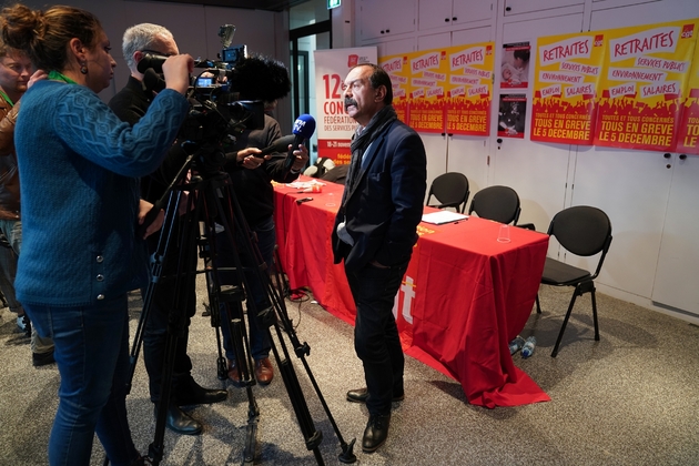 Le secrétaire général de la CGT, Philippe Martinez, répond à la presse à l'occasion du congrès des fédérations des services publics du syndicat à Montpellier, le 19 novembre 2019