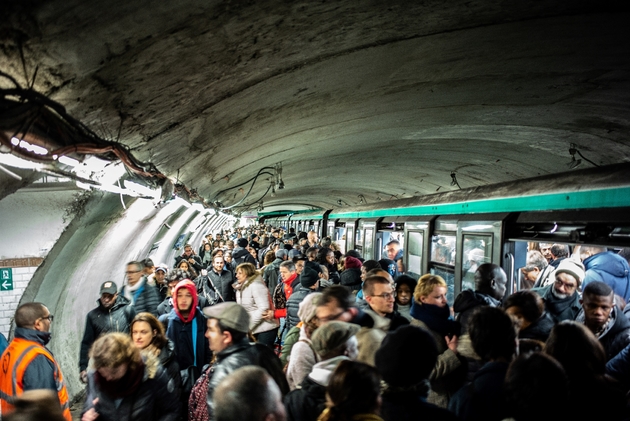 Des voyageurs sur un quai de la station de métro Châtelet à Paris le 16 décembre 2019