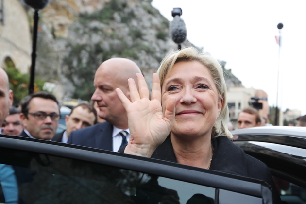Marine Le Pen et son garde du corps Thierry Légier (G) le 13 février 2017 à Menton