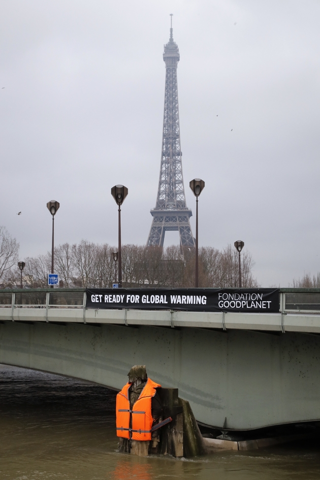 Le Zouave du pont de l'Alma recouvert d'un gilet de sauvetage par des militants écologistes et les jambes dans l'eau en raison de la crue de la Seine le 4 février 2018 à Paris