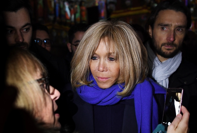 Brigitte Macron, l'épouse  du président de la République, jeudi soir devant la cathédrale d'Amiens