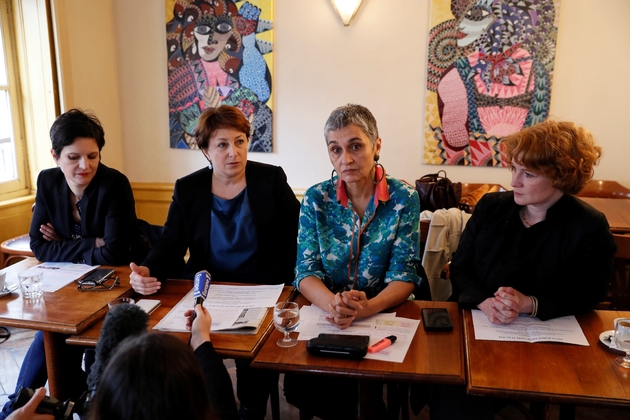 Les élus écologistes Sandrine Rousseau, Isabelle Attard, Annie Lahmer et Elen Debost lors d'un conférence de presse le 7 mars 2017 à Paris, au lendemain du classement sans suite de l'enquête visant Denis Baupin pour des faits de harcèlement sexuel à leur