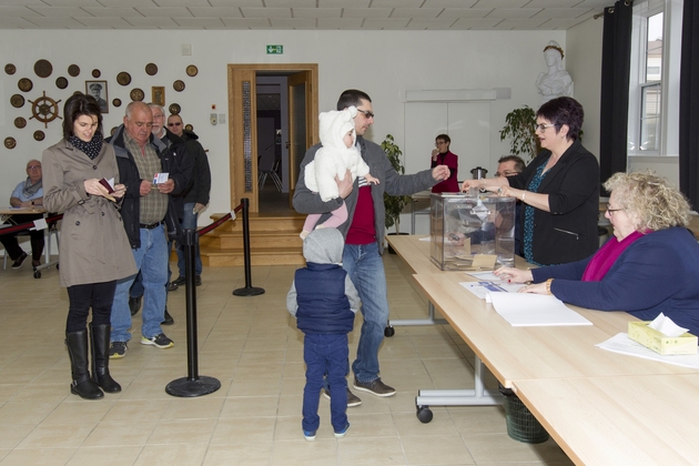 Le vote du premier tour a commencé à Saint-Pierre et Miquelon, le 22 avril 2017, comme ici dans un bureau de vote sur l'île Saint-Pierre